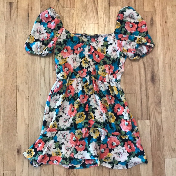 Zara Dresses & Skirts - Zara floral puff sleeve dress
